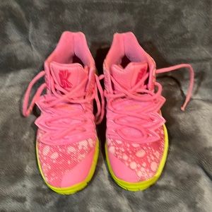 Kyrie 5 Sponge Bob (Patricks) GUC # CJ7227-600 GS Sz 5.5 Youth